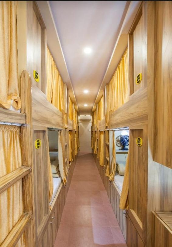 Abza Deluxe Dormitory Mumbai Exteriör bild